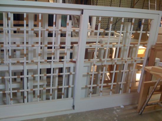 Nieuwe houten ramen in de timmerfabriek