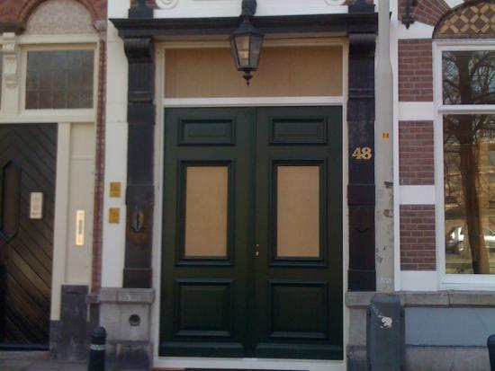 Nieuw houten kozijn, dubbele voordeuren, Den Haag.